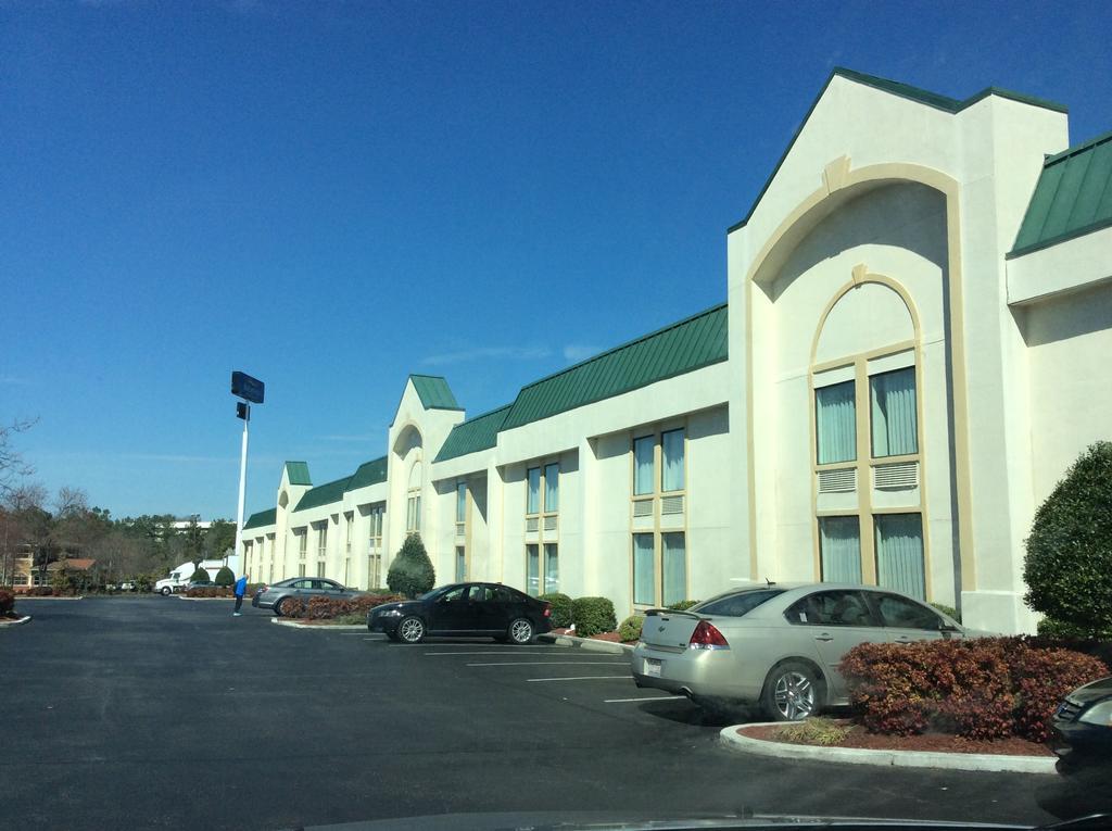 Baymont By Wyndham Greensboro/Coliseum Exterior foto